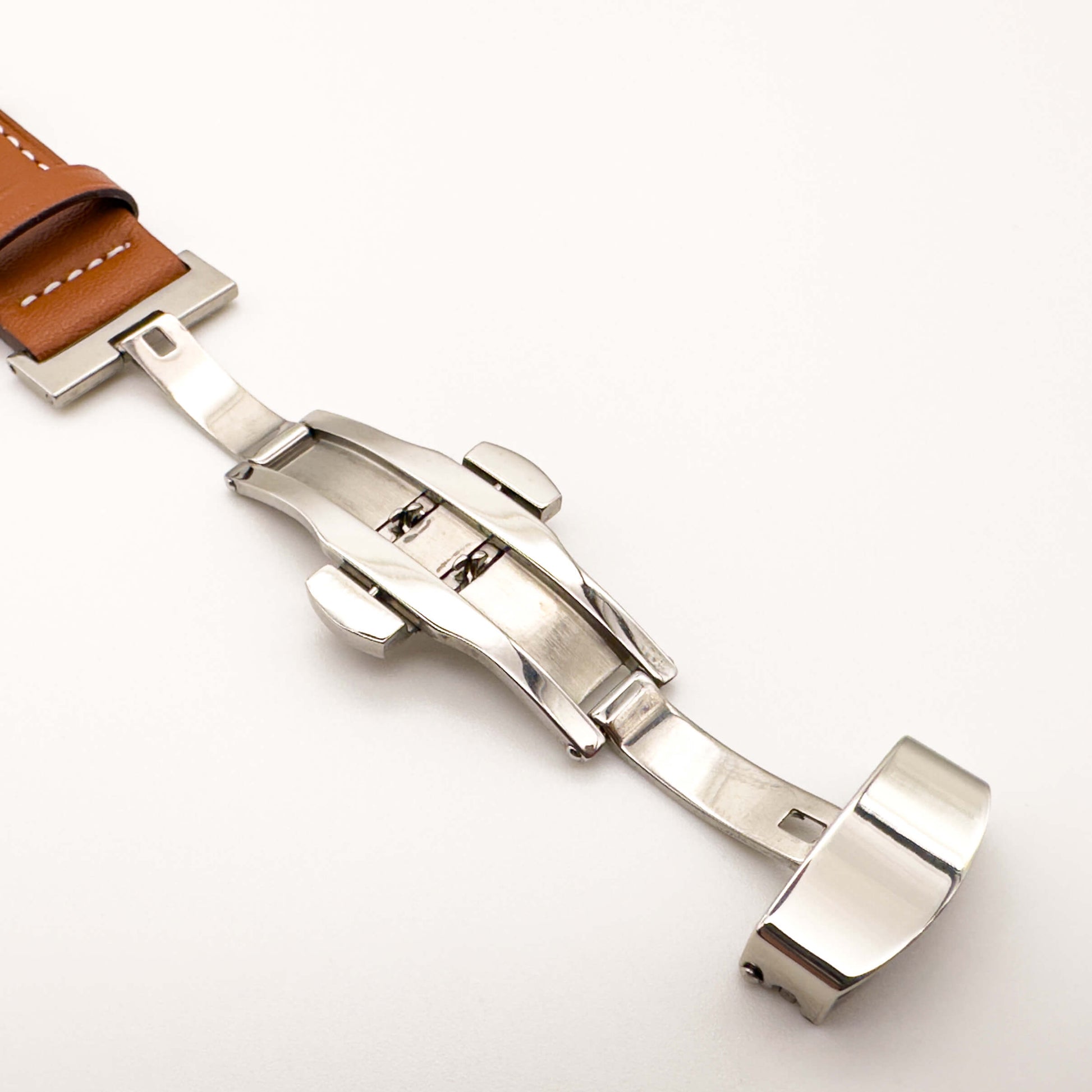 Leather Apple Watch Strap Deployment Clasp Guide 1